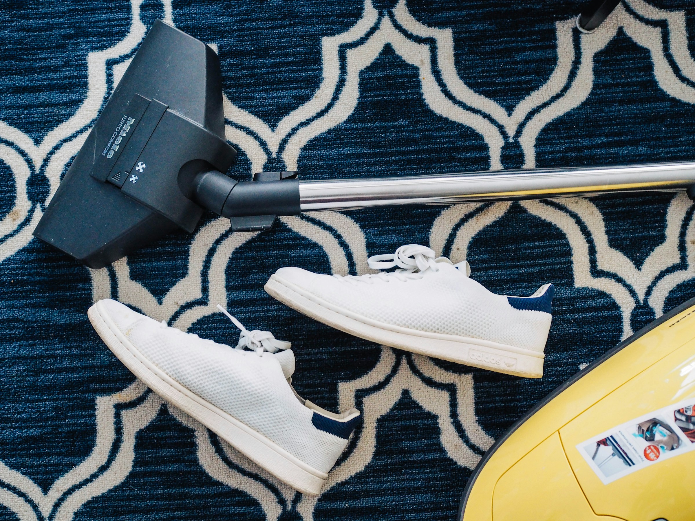 A vacuum cleaner on a carpet | Source: Unsplash