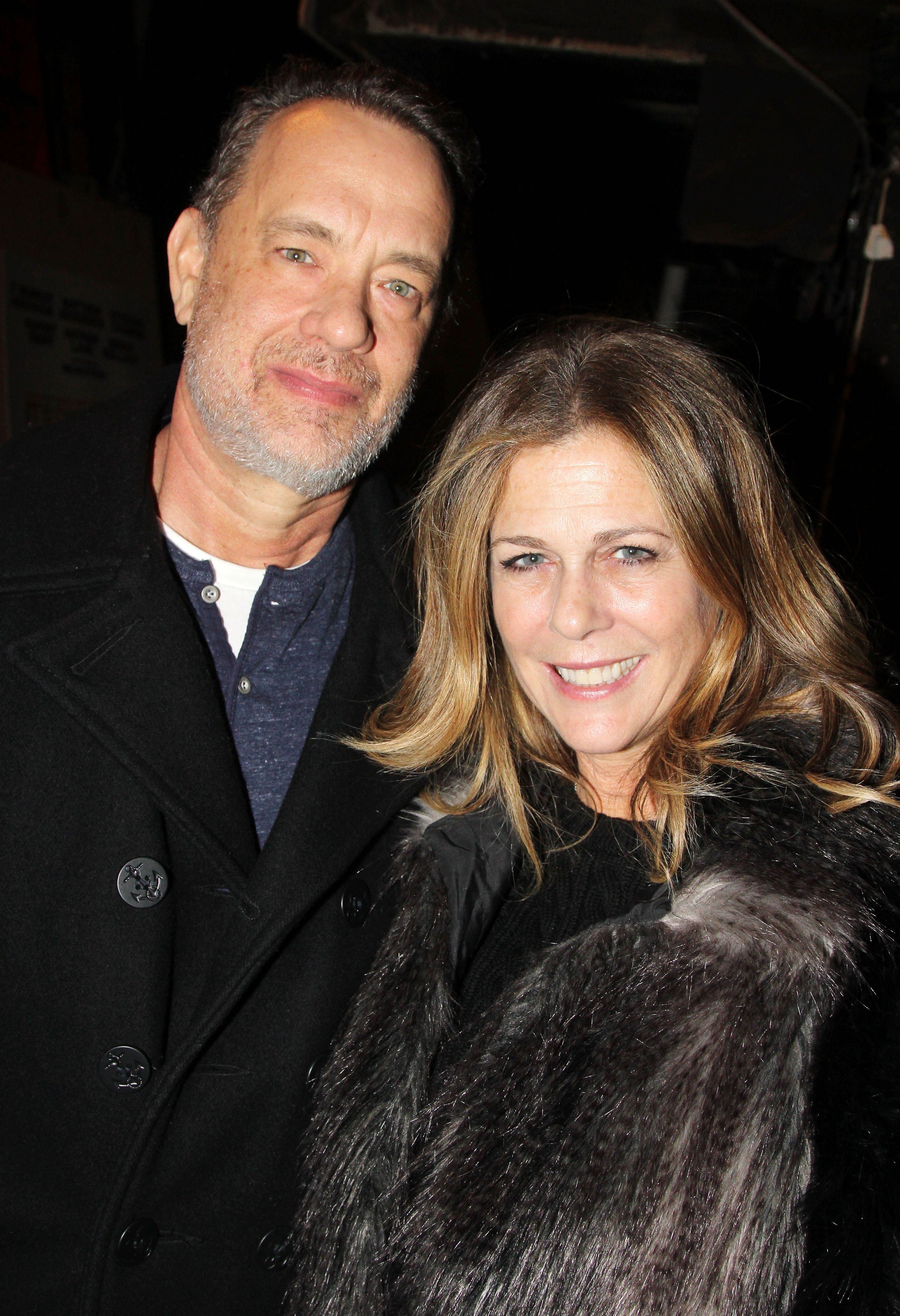 Tom Hanks y su esposa Rita Wilson posando entre bastidores en el Teatro Schoenfeld, el 7 de enero de 2015 en Nueva York. | Foto: Getty Images