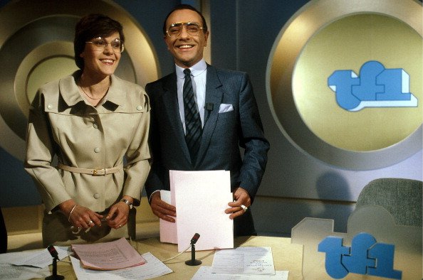Yves Mourousi présente le Jt Tf 1 à Paris, France, le 24 janvier 1983 - Avec Marie-Laure Augry.| Photo : Getty Images