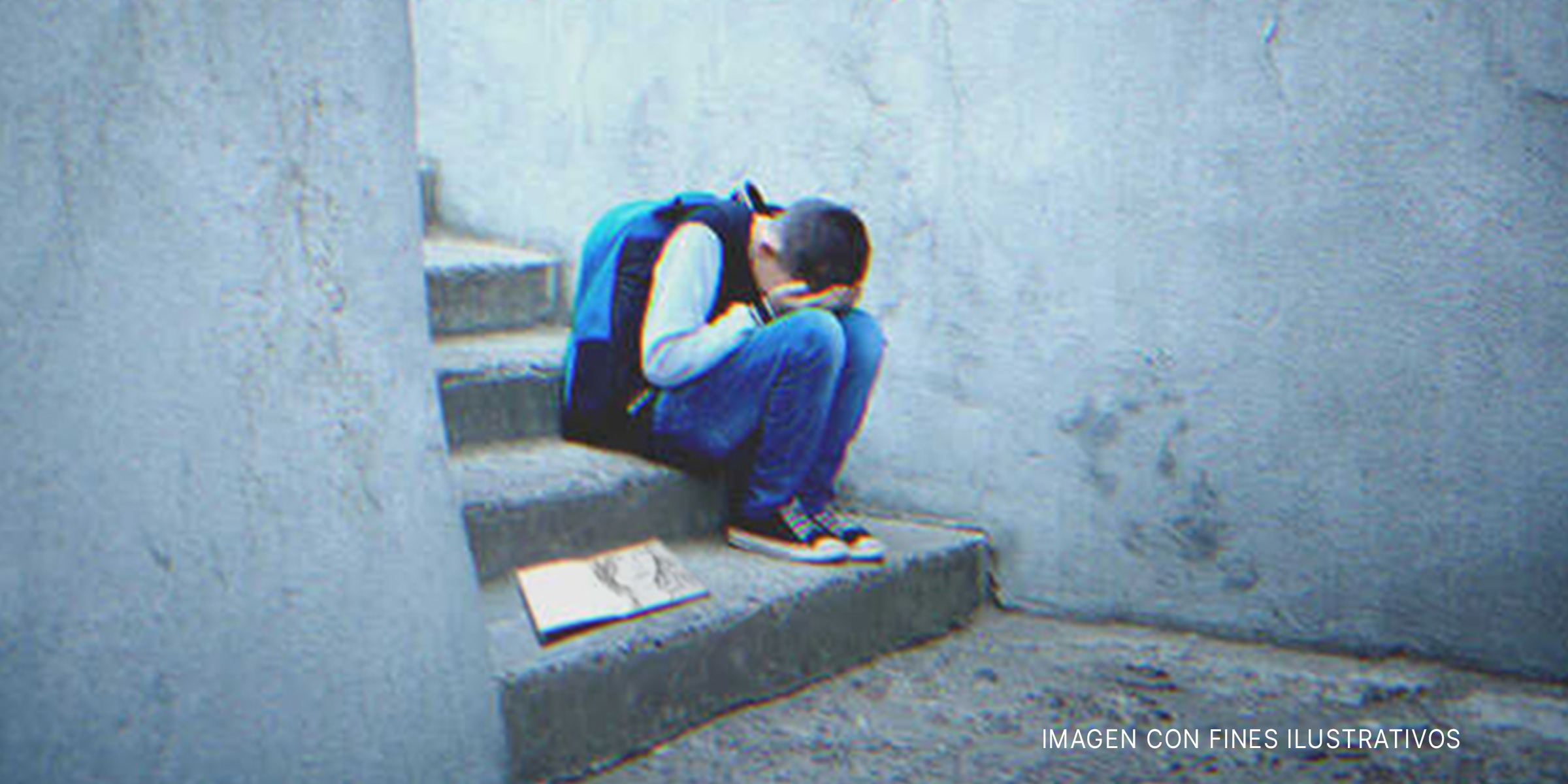Niño llorando en las escaleras | Foto: Shutterstock