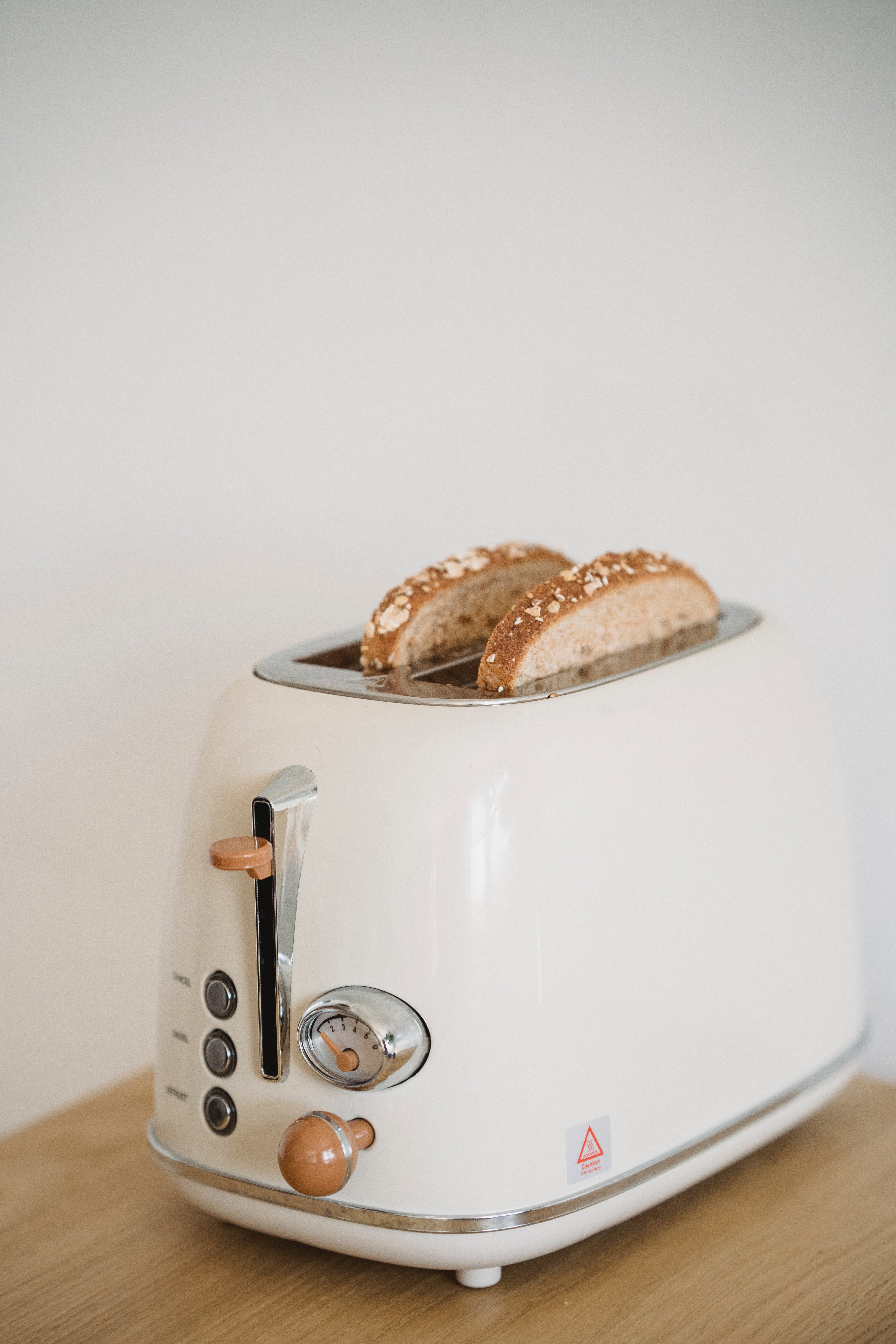 Toaster with bread. | Source: Pexels