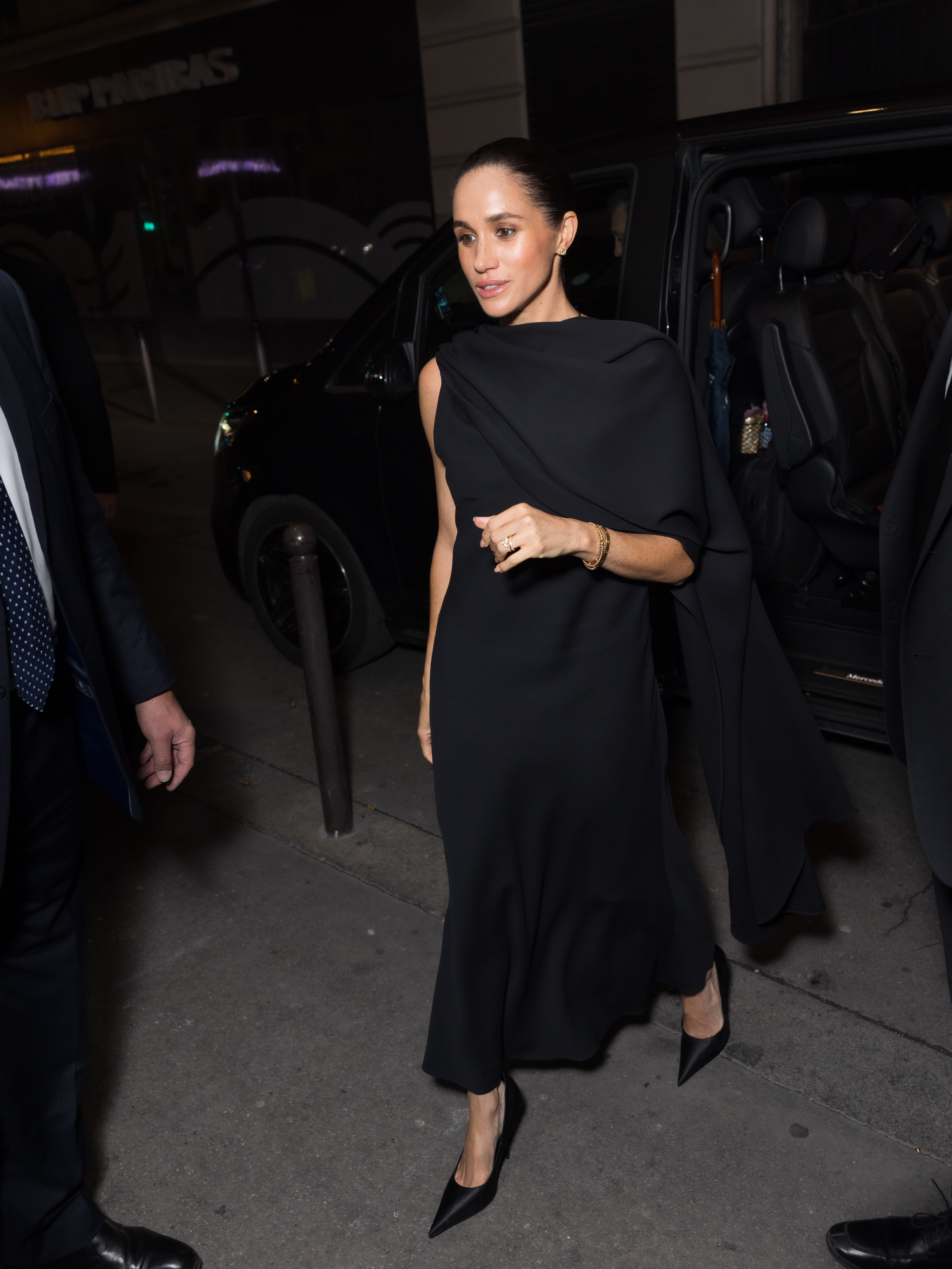 Meghan Markle arrives at the Womenswear Spring/Summer 2026 show in Paris, exuding quiet sophistication as she joins the fashion crowd. The Duchess of Sussex turns heads in a sleek, modern black outfit that blends effortless grace with contemporary style, marking her much-anticipated entrance onto the Paris Fashion Week stage.
