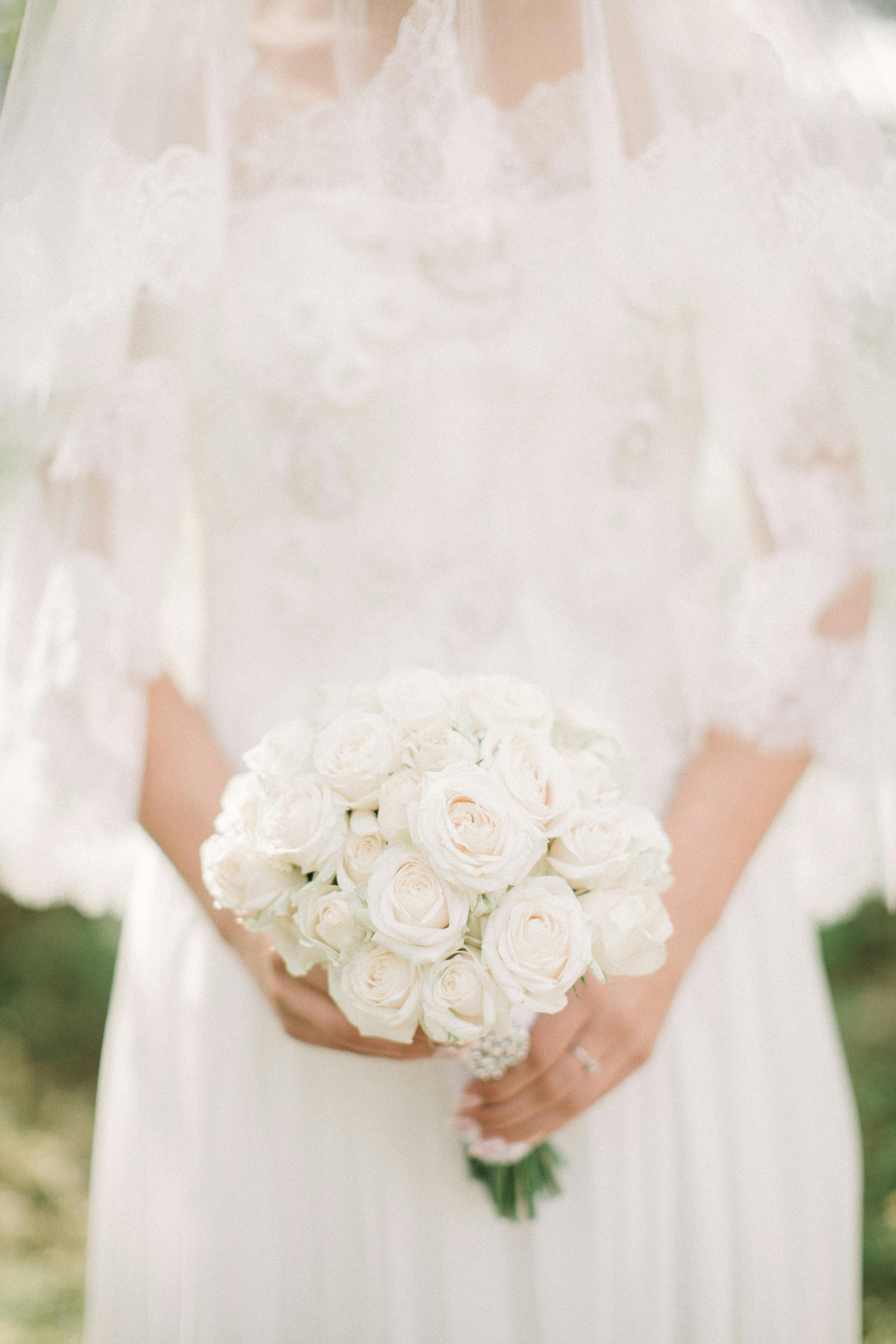 A bride holding white flowers | Source: Pexels