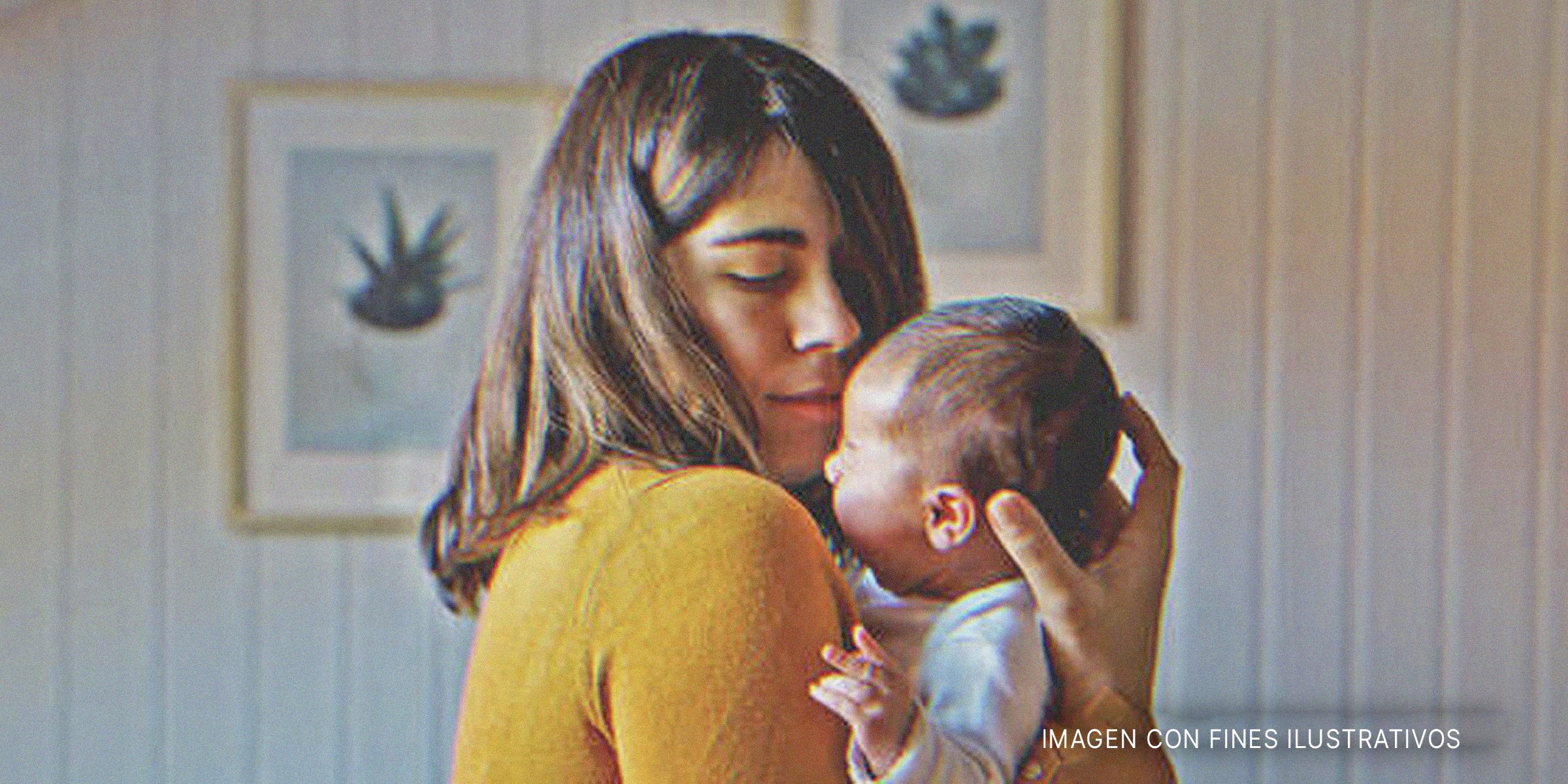 Mujer sosteniendo a su bebé | Foto: Getty Images