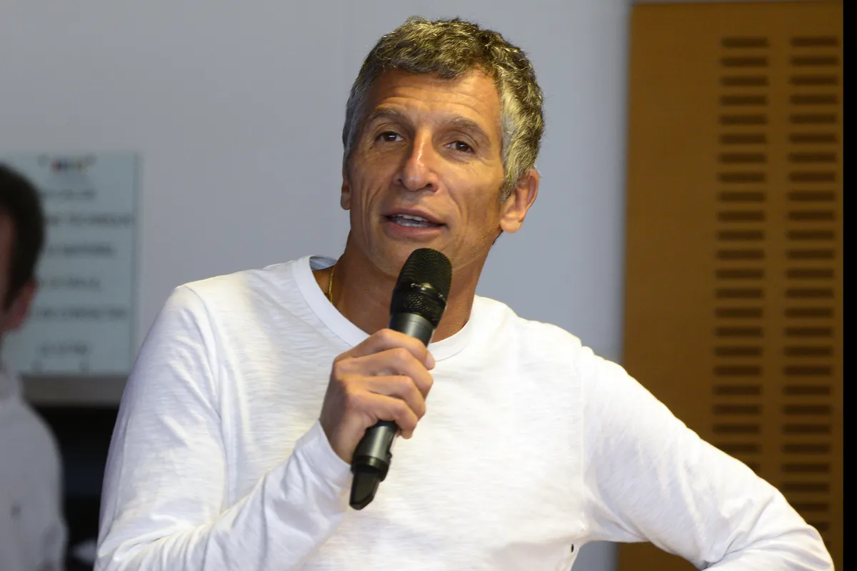 Nagui Fam assistent à la conférence de presse du Téléthon 2013 à France Télévision le 6 novembre 2013 à Paris, France. | Photo : Getty Images
