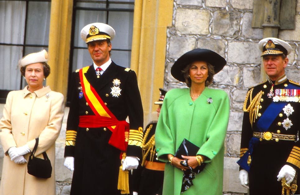 La reina Elizabeth II y el duque de Edimburgo reciben a los reyes españoles Juan Carlos y Sofía en el Palacio de Windsor, el 22 de abril de 1986, Londres, Inglaterra. | Foto: Getty Images.