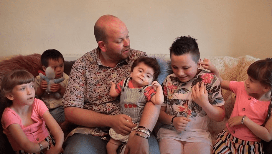 Ben Carpenter with his children during a 2019 interview. | Photo: YouTube/Caters Video