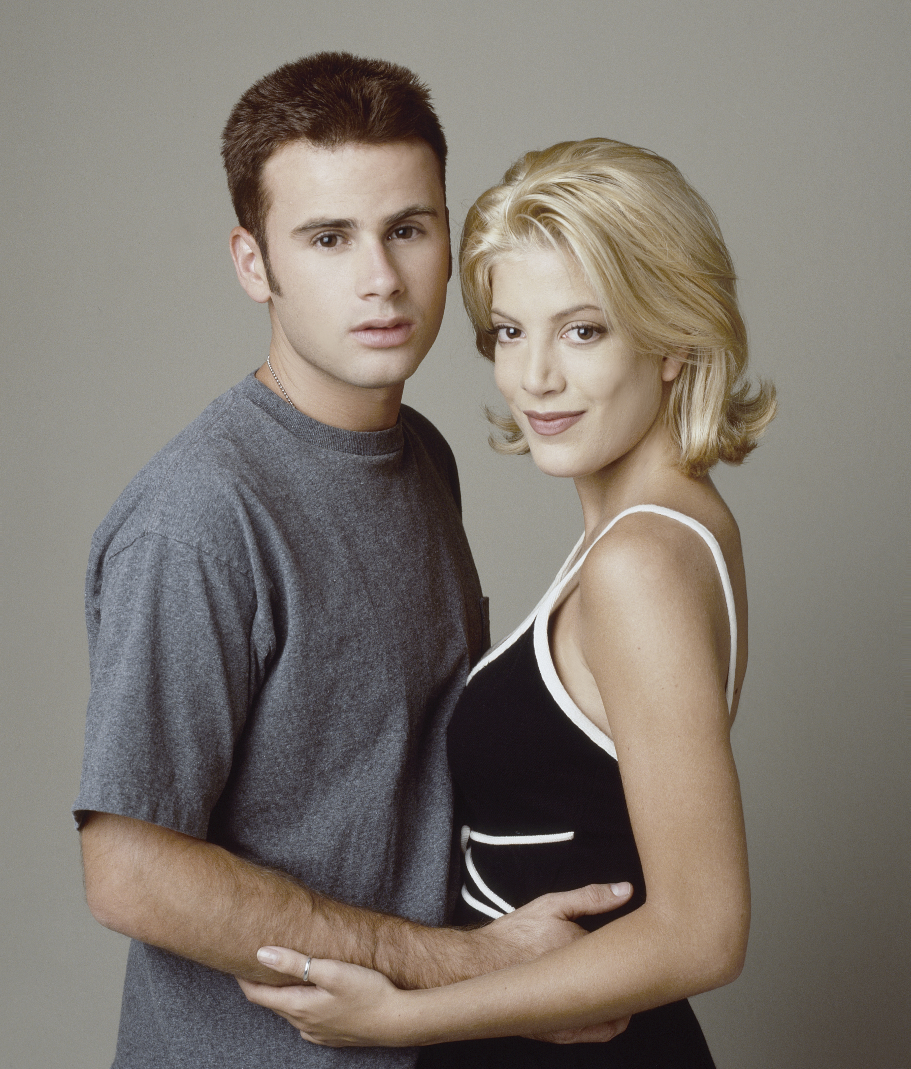 Jamie Walters and Tori Spelling of "Beverly Hills, 90210" posing for a portrait in February 1990 in Los Angeles, California. | Source: Getty Images