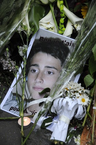 Plusieurs centaines de personnes participent à une marche à Nantes, dans l'ouest de la France, à la mémoire des cinq Dupont de Ligonnes.|Photo : Getty Images.