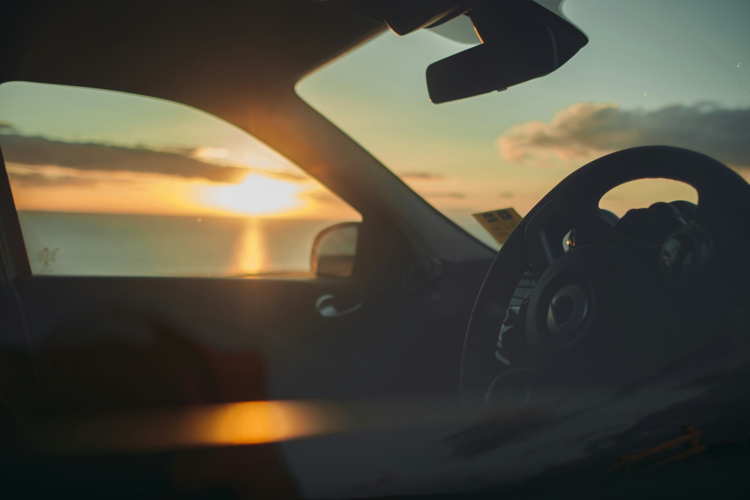 A sunset through a car window | Source: Unsplash