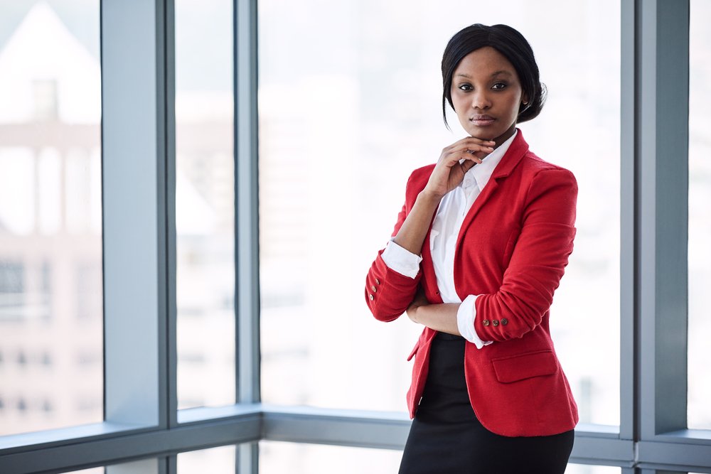 Mujer usando un blazer de color rojo y falda negra. | Foto: Shutterstock Mujer usando un blazer de color rojo y falda negra. | Foto: Shutterstock
