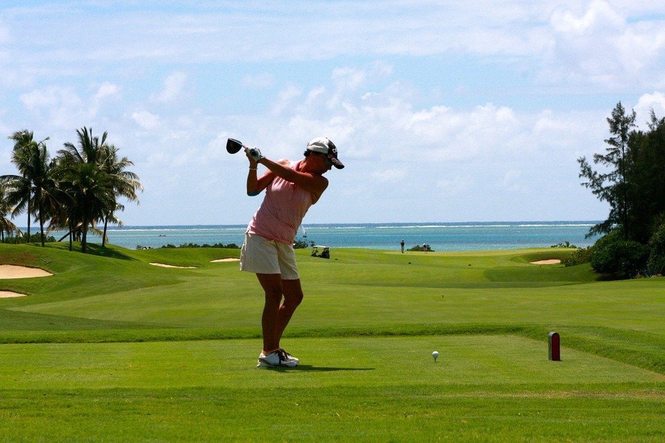 A woman playing golf at the golf course. | Photo: Pixabay