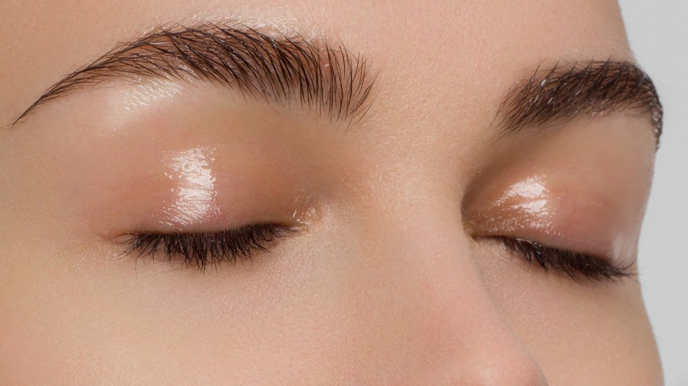Mujer con cejas hermosas y pestañas largas. | Foto: Shutterstock