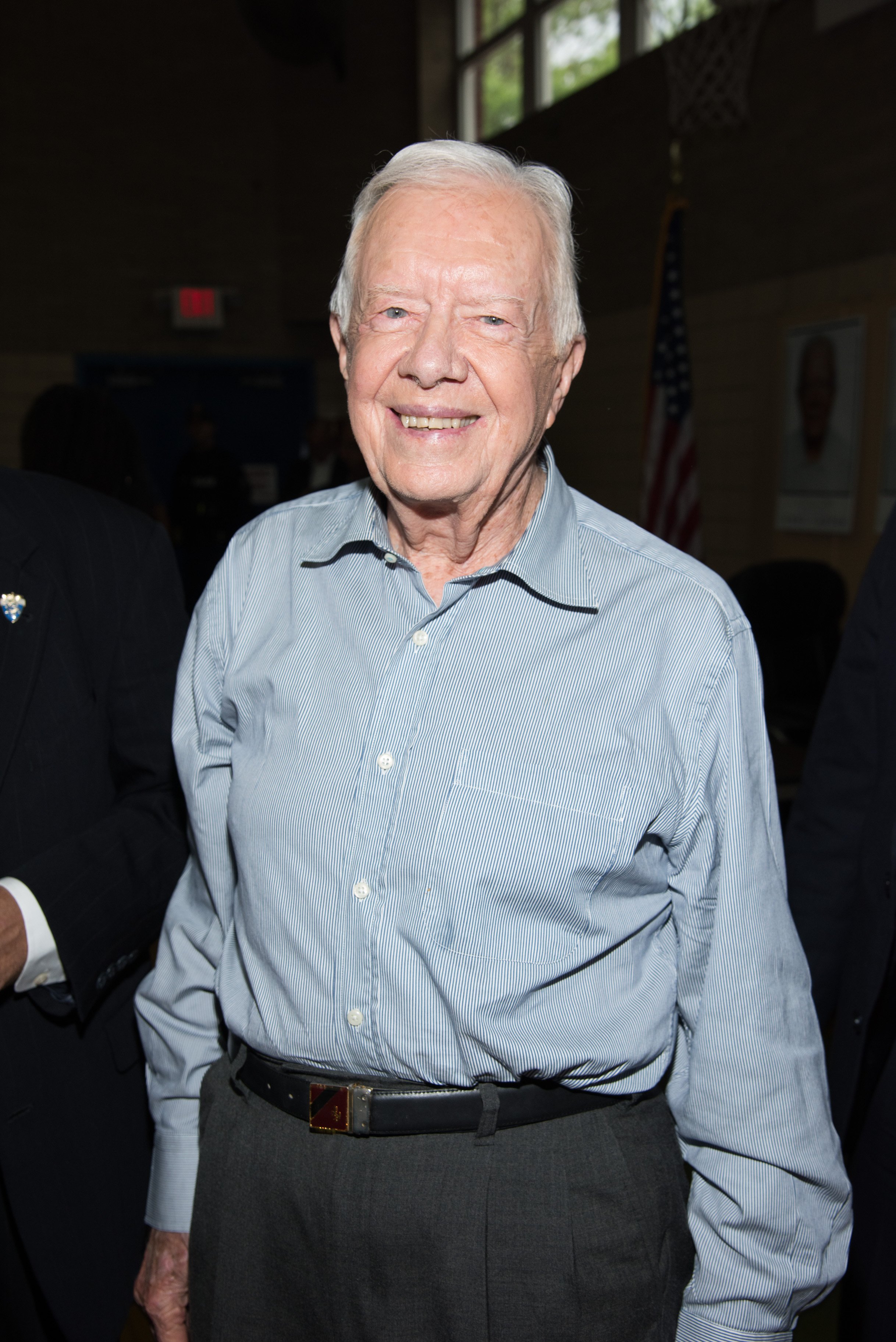 Jimmy Carter signe des copies de "A Full Life Reflections At Ninety" à la librairie Bookends le 8 juillet 2015 à Ridgewood, dans le New Jersey. | Source: Getty Images.