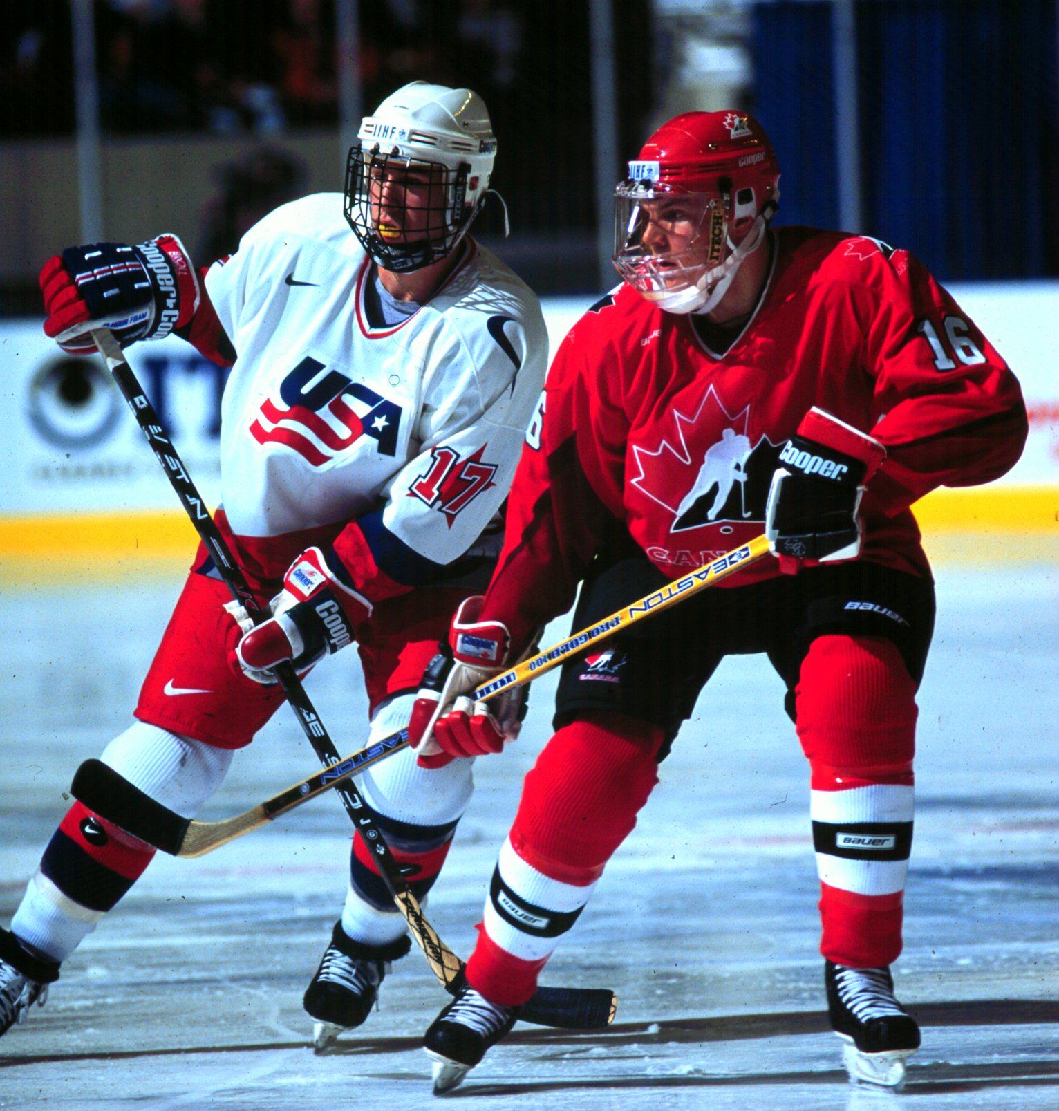 USA forward Hnat Domenichelli and Canada forward Brian Swanson battle for position in 1995 | Source: Getty Images