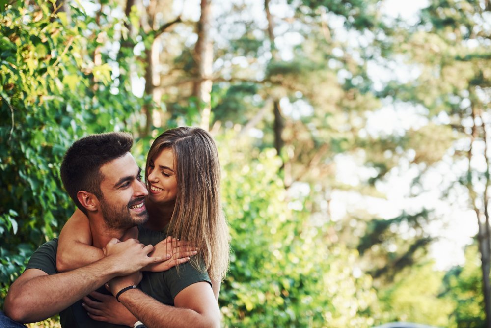Hermosa pareja pasa un buen rato en el bosque durante el día. | Foto: Shutterstock