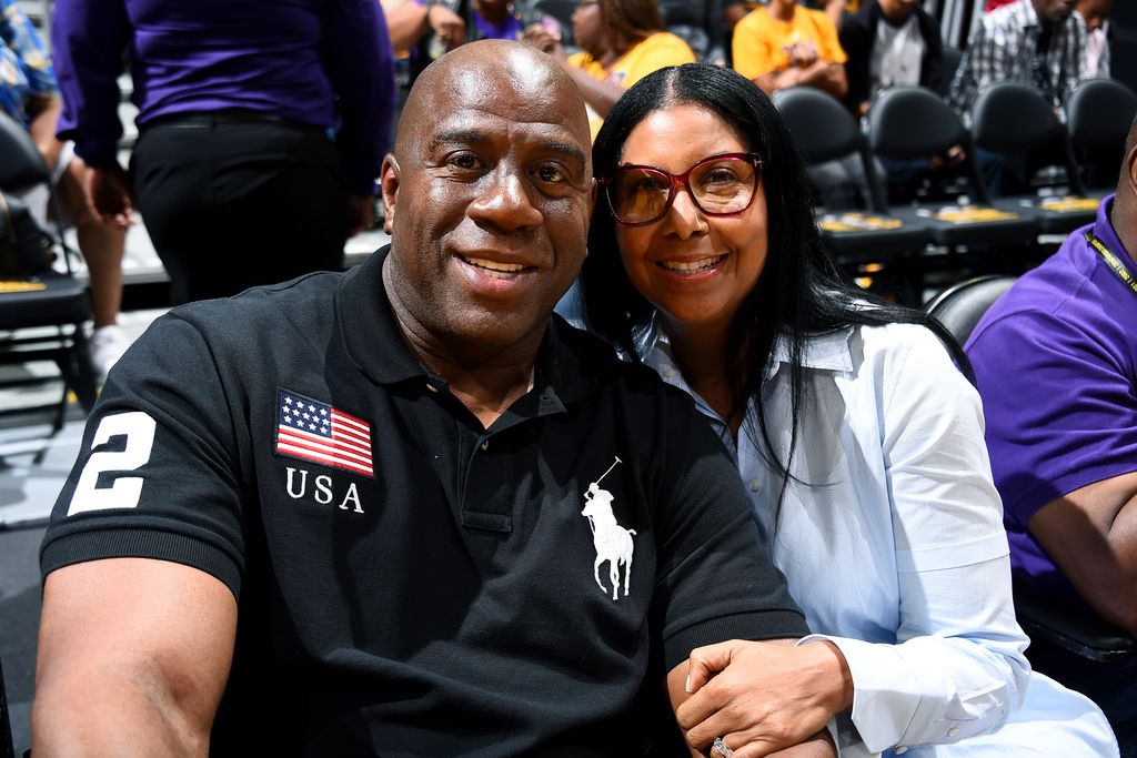 Magic Johnson poses for a picture with his wife Earlitha "Cookie" Kelly Johnson before the game between the Los Angeles Sparks and the Phoenix Mercury, September 2017| Photo: Getty Images