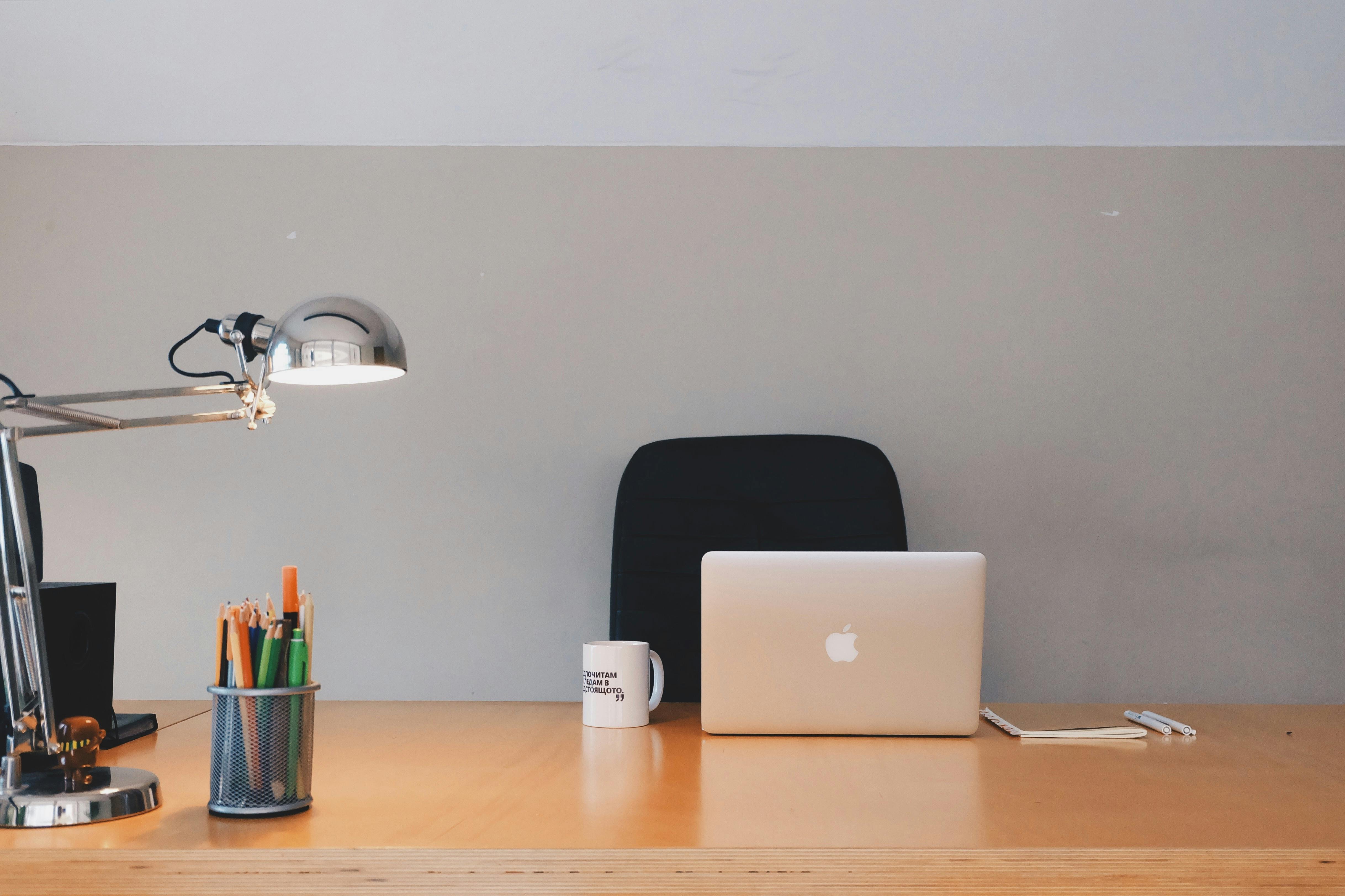 An office desk with nobody sitting there | Source: Pexels