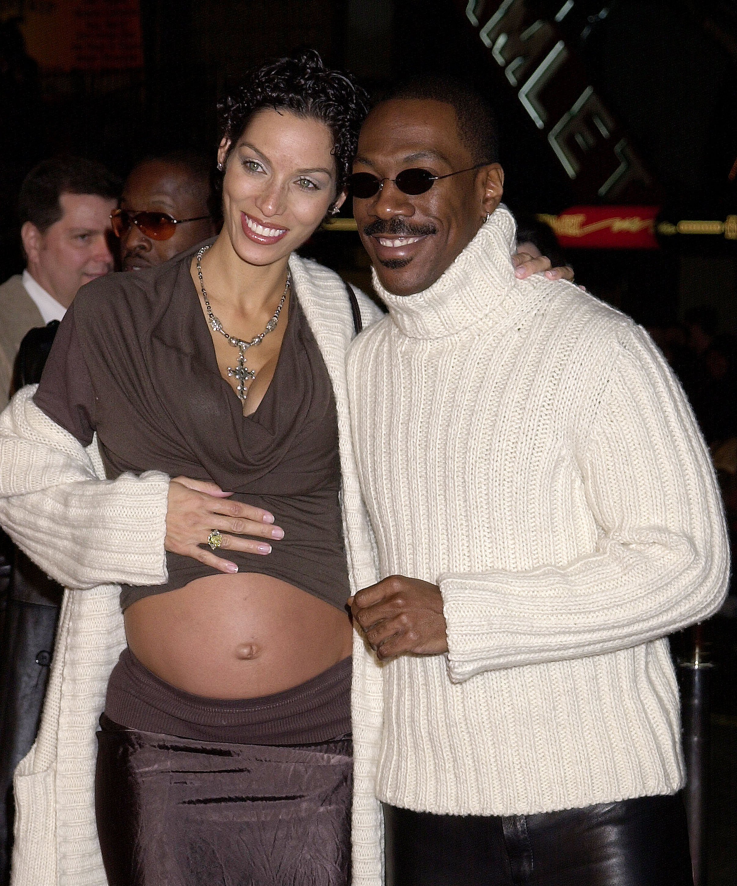 Nicole y Eddie Murphy durante el estreno de "Ali" en Los Ángeles en Hollywood, California, el 12 de diciembre de 2001. | Foto: Getty Images