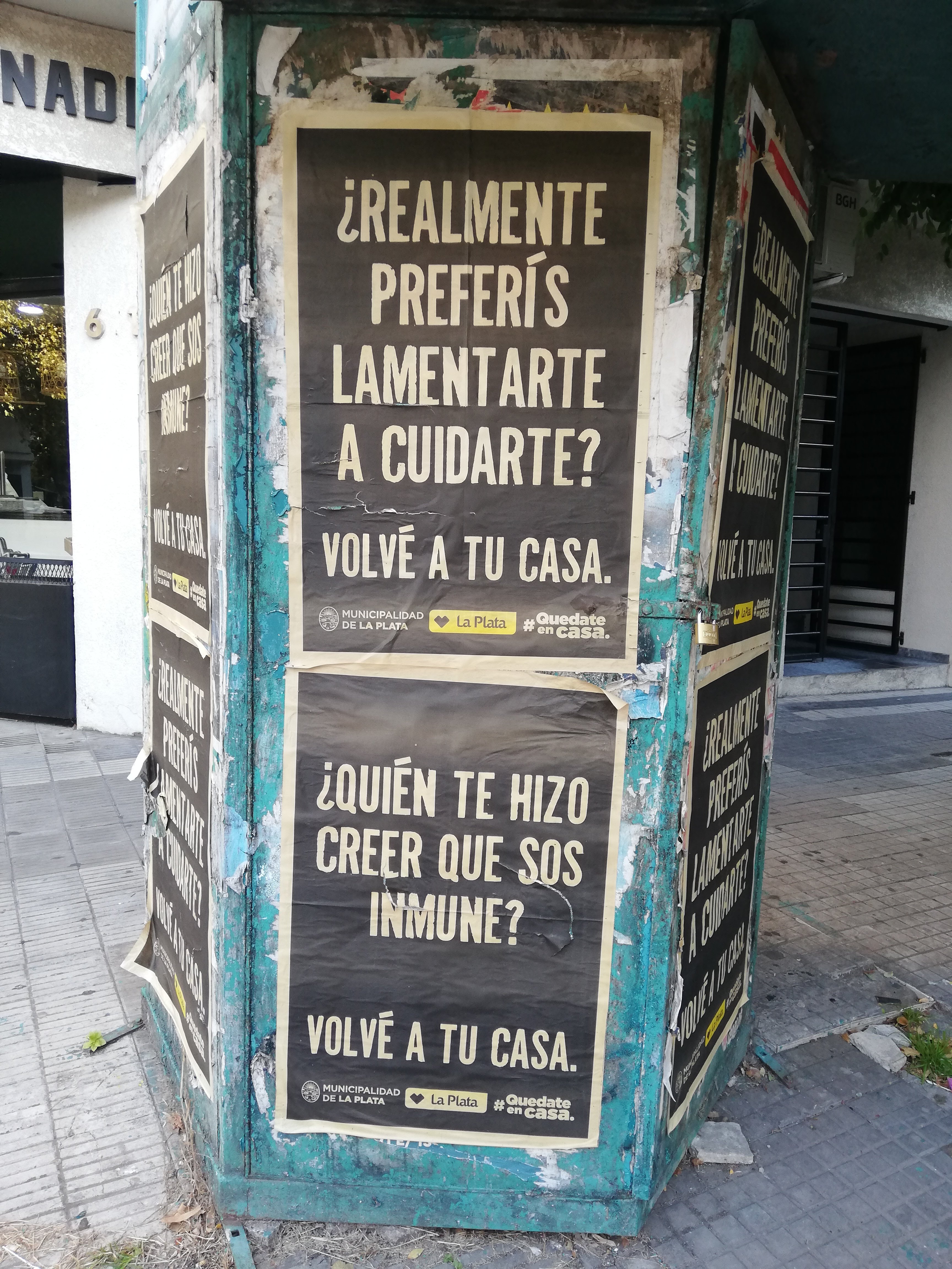 Afiches callejeros alertan sobre la importancia de cumplir la cuarentena. | Foto: Wikipedia