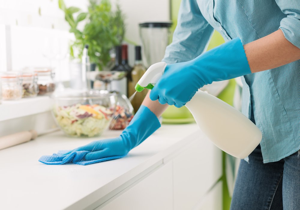 Mujer limpiando las superficies de su casa con desinfectante. | Foto: Shutterstock Mujer limpiando las superficies de su casa con desinfectante. | Foto: Shutterstock