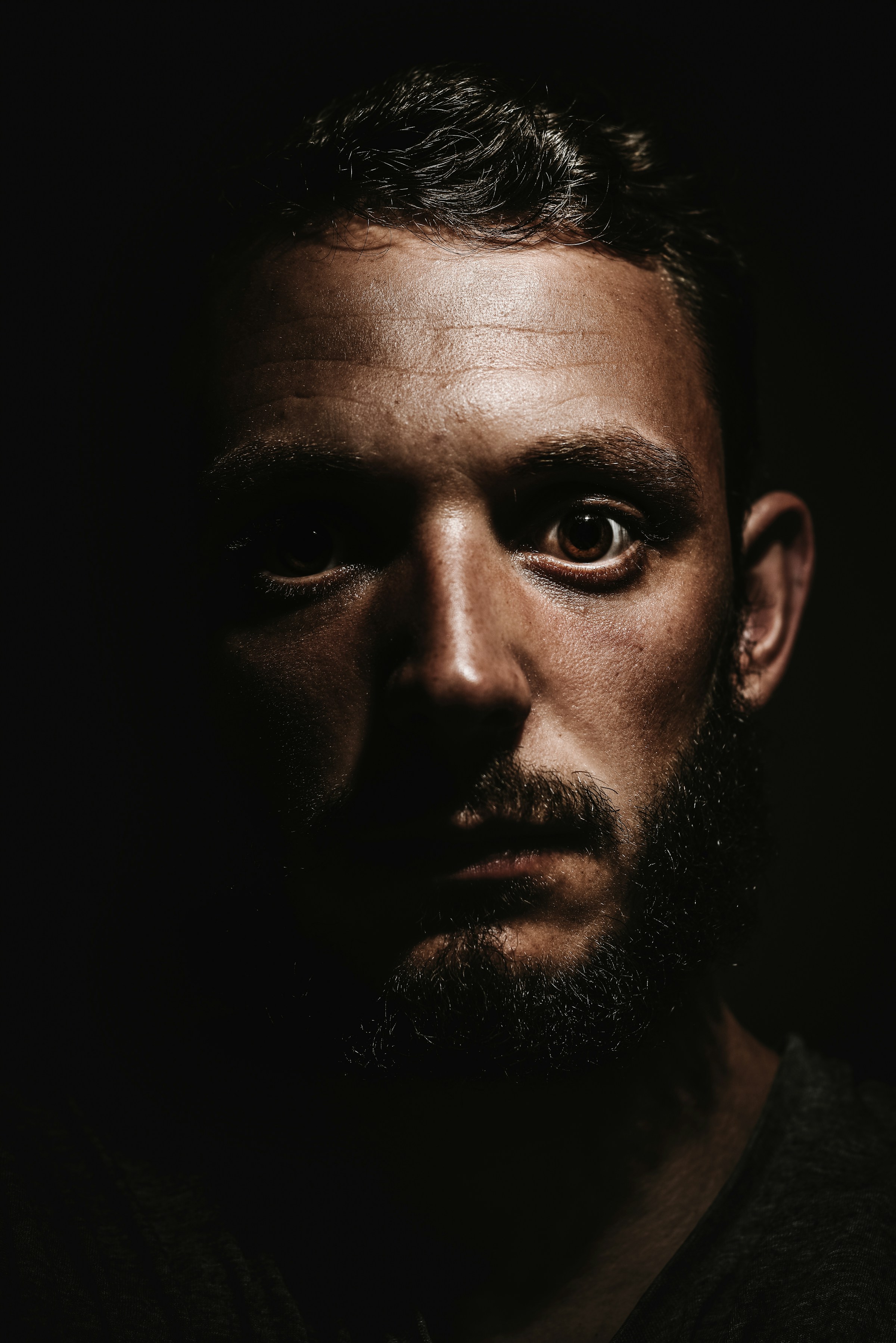 A man with a panicked look in his eyes | Source: Unsplash