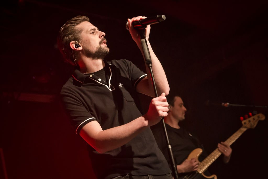 Sänger Klaas Heufer-Umlauf von der deutschen Band Gloria tritt während eines Konzerts im Astra 2018 in Berlin live auf der Bühne auf (Foto von Frank Hoensch / Redferns) l Quelle: Getty Images