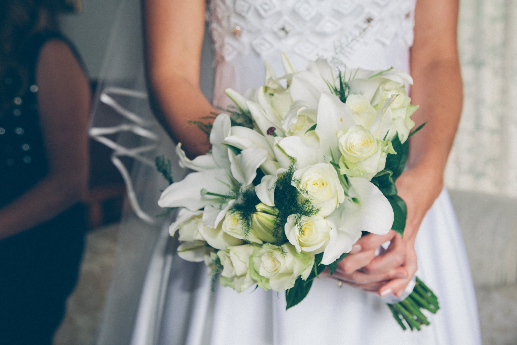 Braut, die einen Blumenstrauß hält. | Quelle: Getty Images