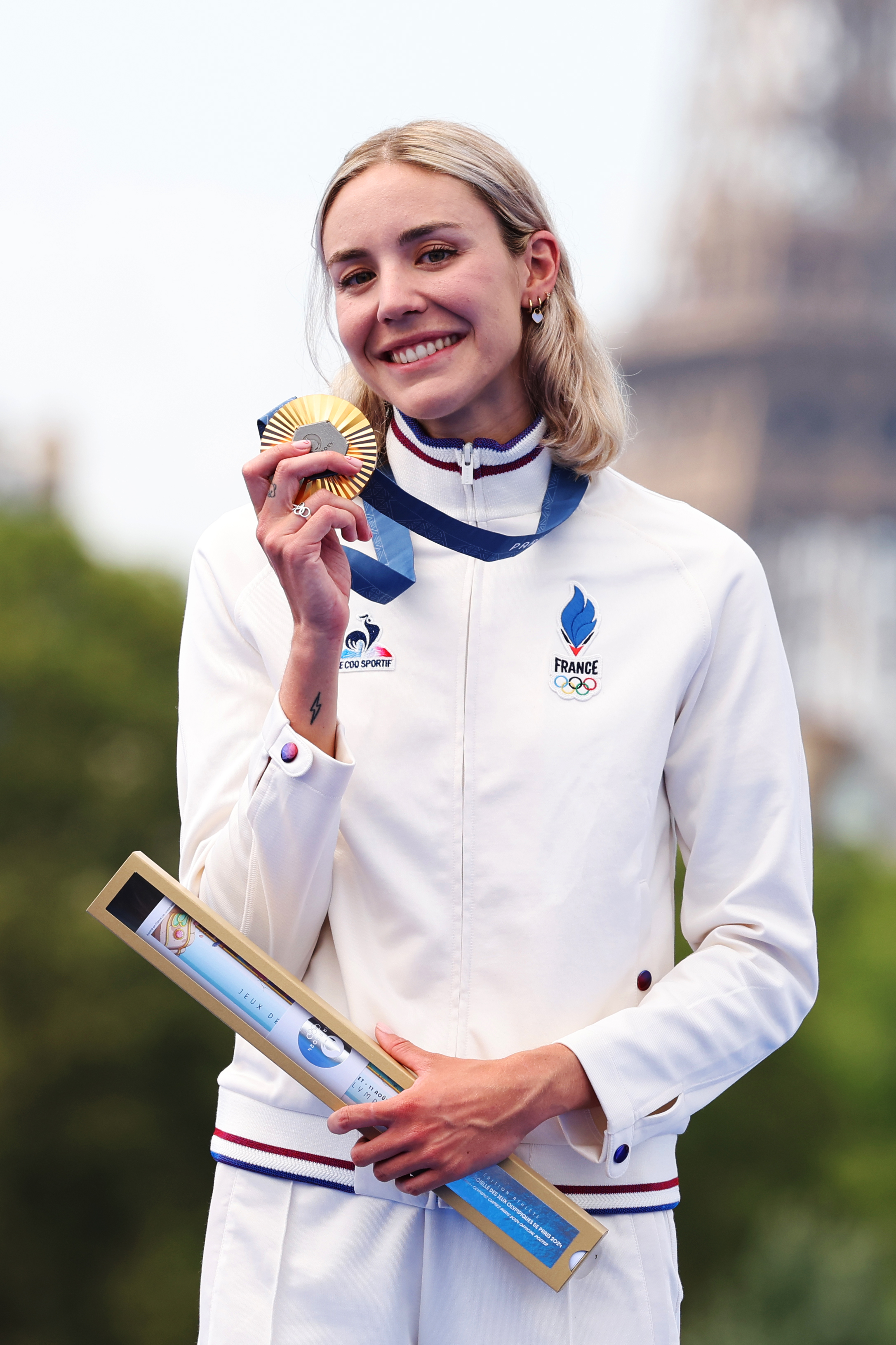 Cassandre Beaugrand poses on the podium during the women's individual triathlon medal ceremony at the Paris 2024 Olympics on July 31, 2024 | Source: Getty Images