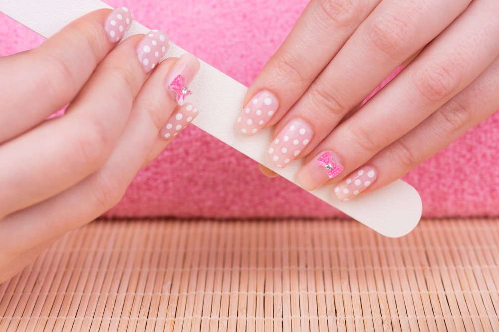 Mujer limándose las uñas. | Foto: Shutterstock
