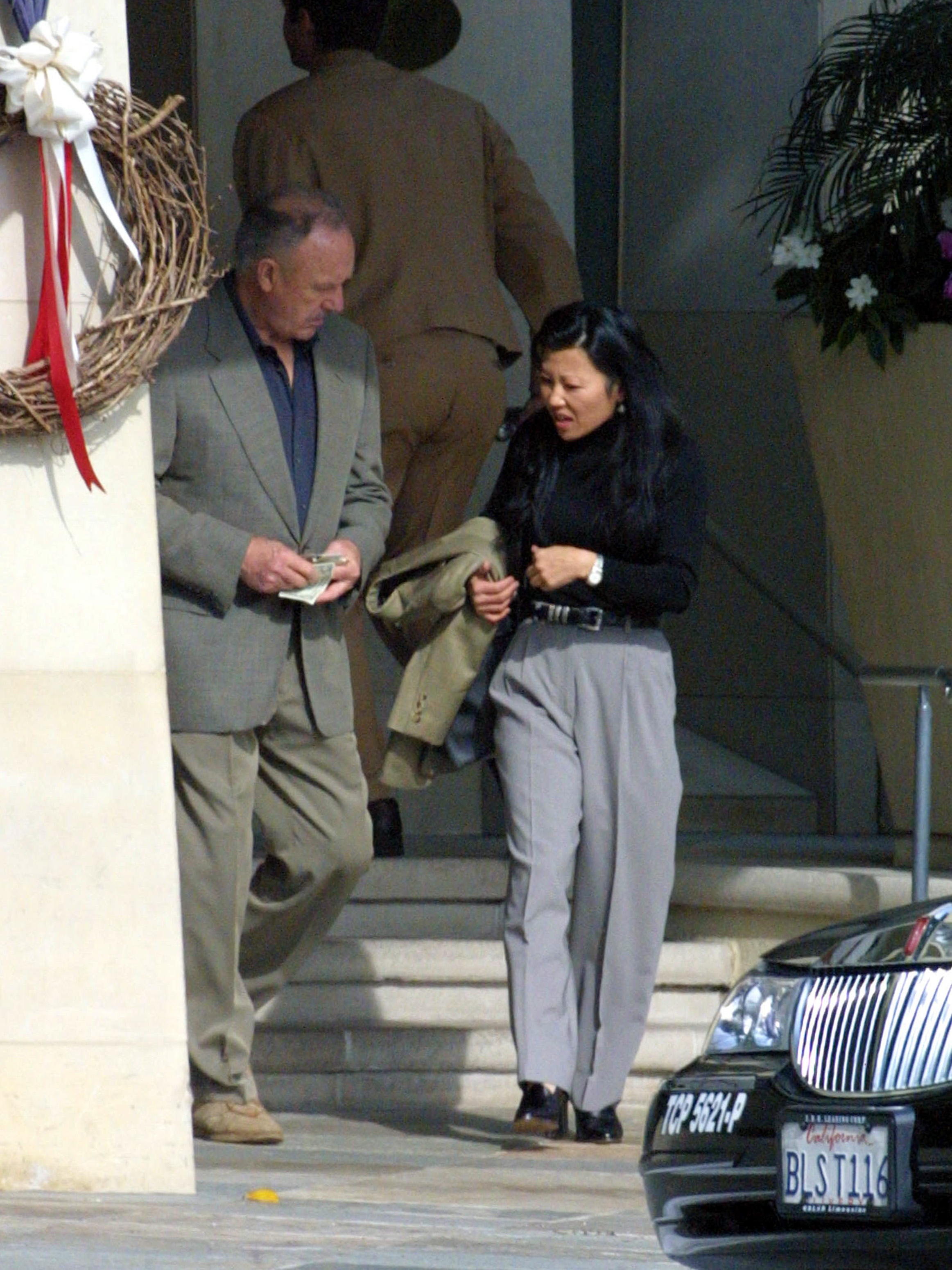 Gene Hackman and Betsy Arakawa pictured on November 16, 2001, in Los Angeles, California. | Source: Getty Images