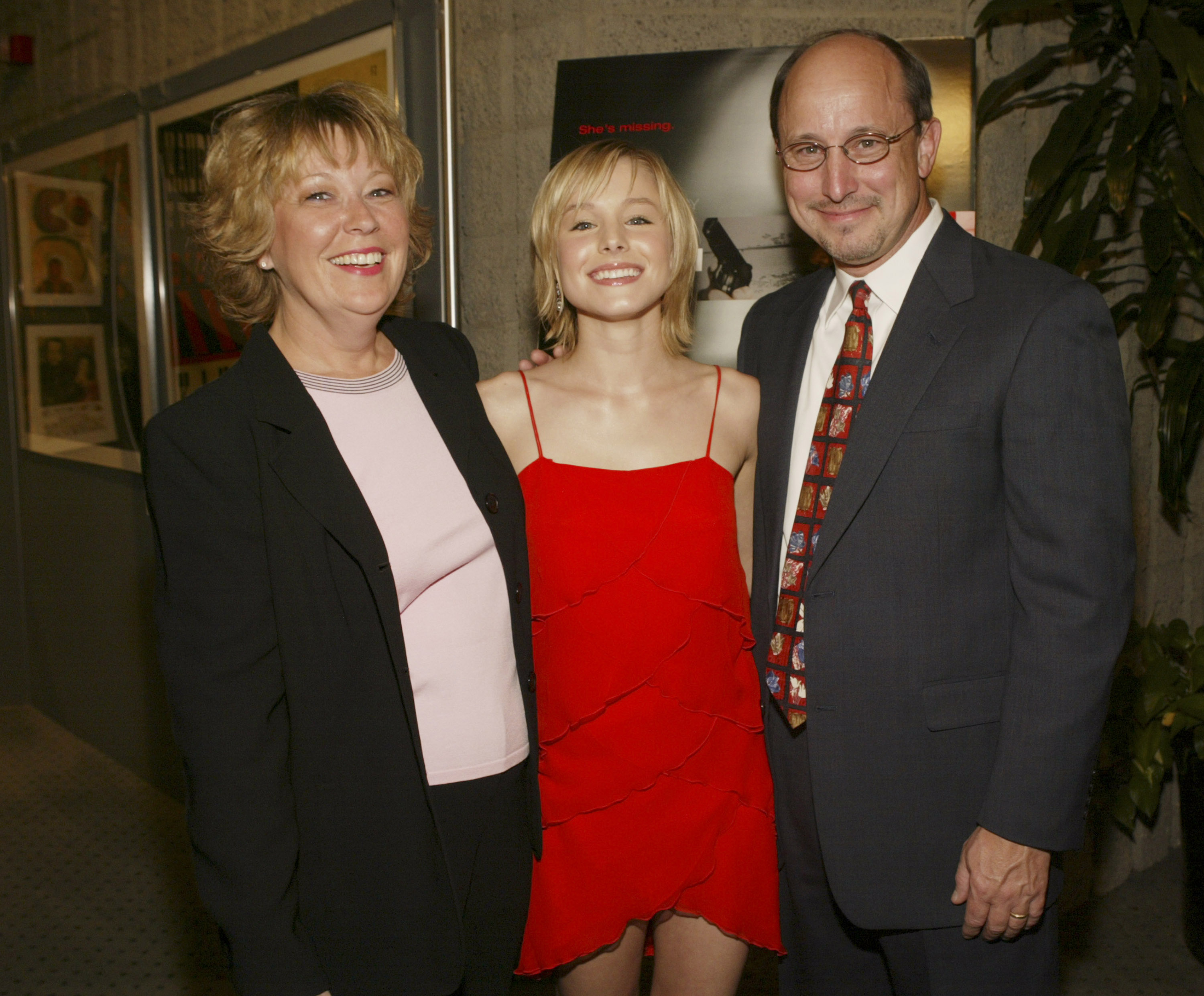 Kristen Bell pictured between her step-mother Kelly and father Tom Bell at the premiere of the film "Spartan" on March 8, 2004, in Los Angeles, California. | Source: Getty Images