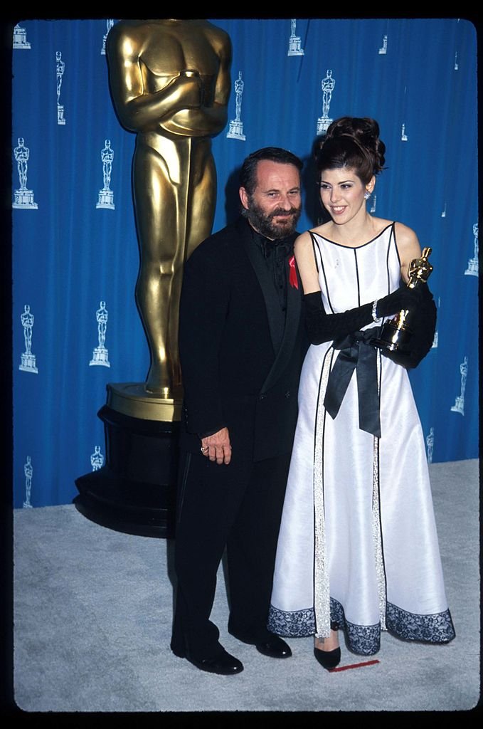 Actors Joe Pesci and Marisa Tomei stand together at the 65th annual Academy Awards March 29, 1993 in Los Angeles, CA. Tomei won the Best Supporting Actress award for her role in "My Cousin Vinny." | Getty Images / Global Images Ukraine