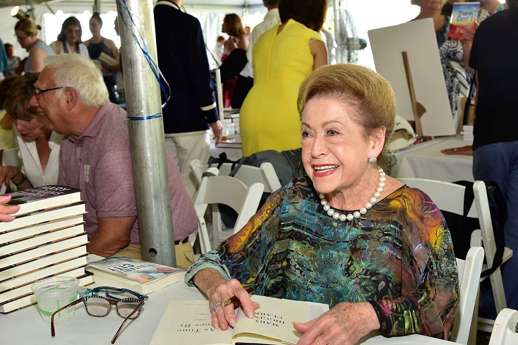 Mary Higgins Clark assiste à la nuit des auteurs pour la bibliothèque East Hampton à la bibliothèque East Hampton le 13 août 2016 à East Hampton, New York. | Photo : Getty Images