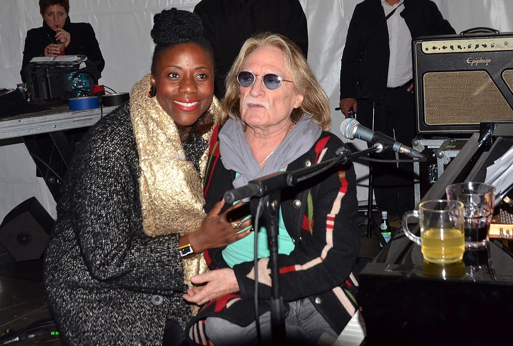 La présentatrice de télévision Aline Afanoukoe et le chanteur Christophe (Daniel Bevilacqua) assistent à la première soirée de la Veillee Foodstock Party au MACVAL le 21 avril 2012 à Vitry sur Seine, France. | Photo : Getty Images La présentatrice de télévision Aline Afanoukoe et le chanteur Christophe (Daniel Bevilacqua) assistent à la première soirée de la Veillee Foodstock Party au MACVAL le 21 avril 2012 à Vitry sur Seine, France. | Photo : Getty Images