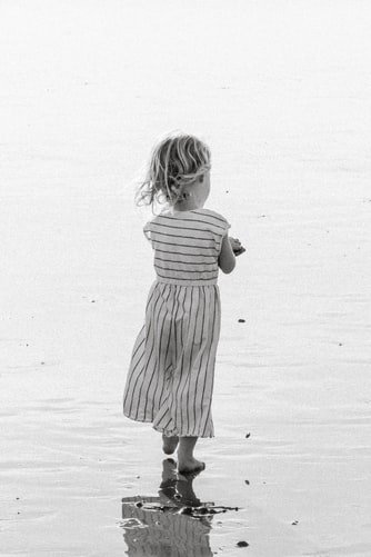 Une petite fille tournant le dos au caméra. | Photo : Unsplash