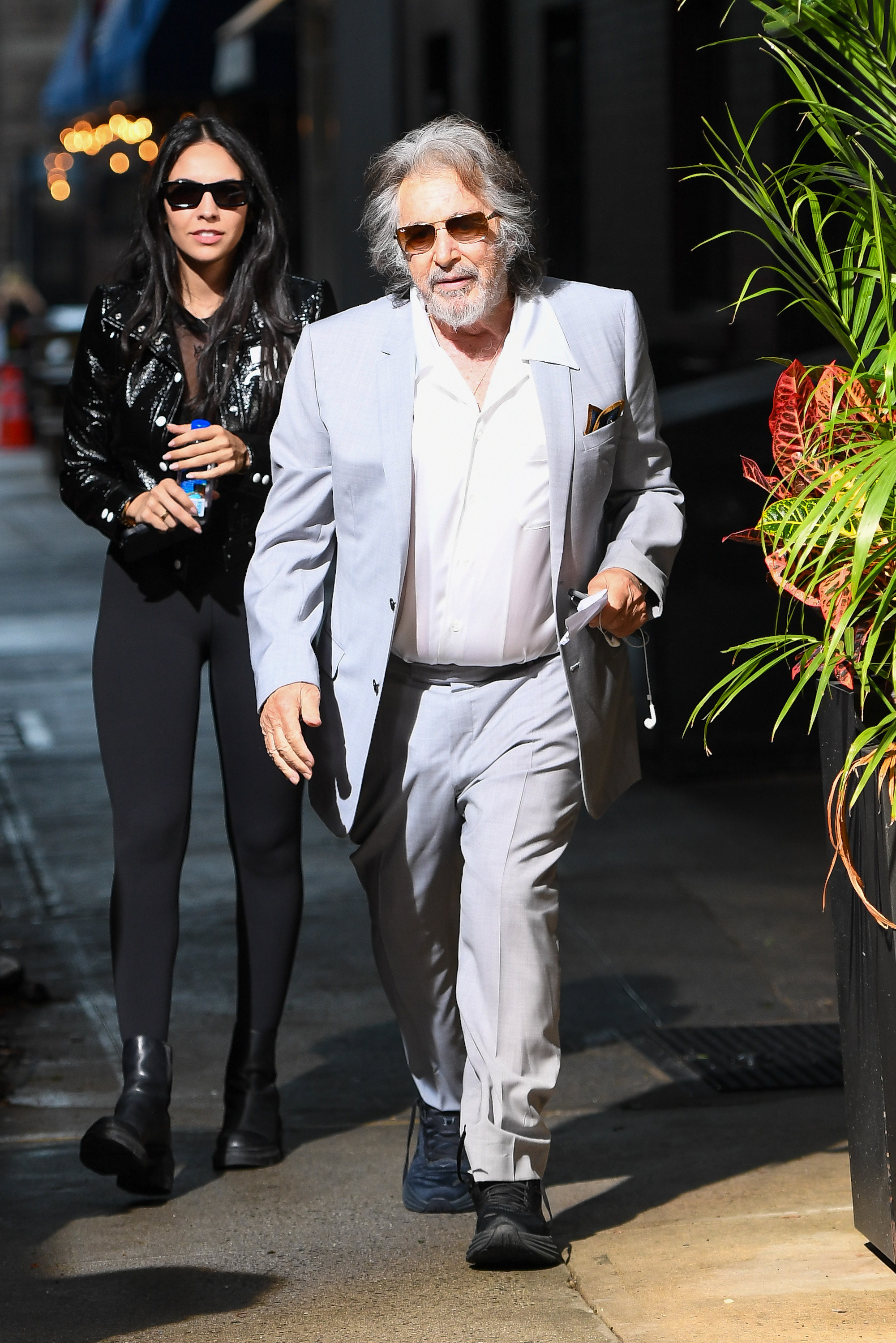 Noor Alfallah und Al Pacino in New York City am 24. August 2023 | Quelle: Getty Images