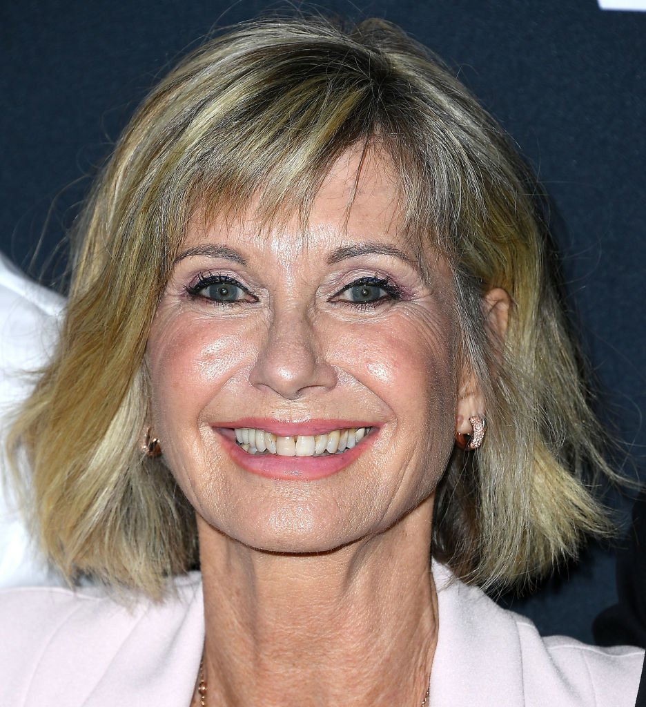 Olivia Newton John arrive à l'Academy Presents "Grease" (1978) 40e anniversaire au Samuel Goldwyn Theatre le 15 août 2018 à Beverly Hills, Californie. [ Photo : Getty Images.