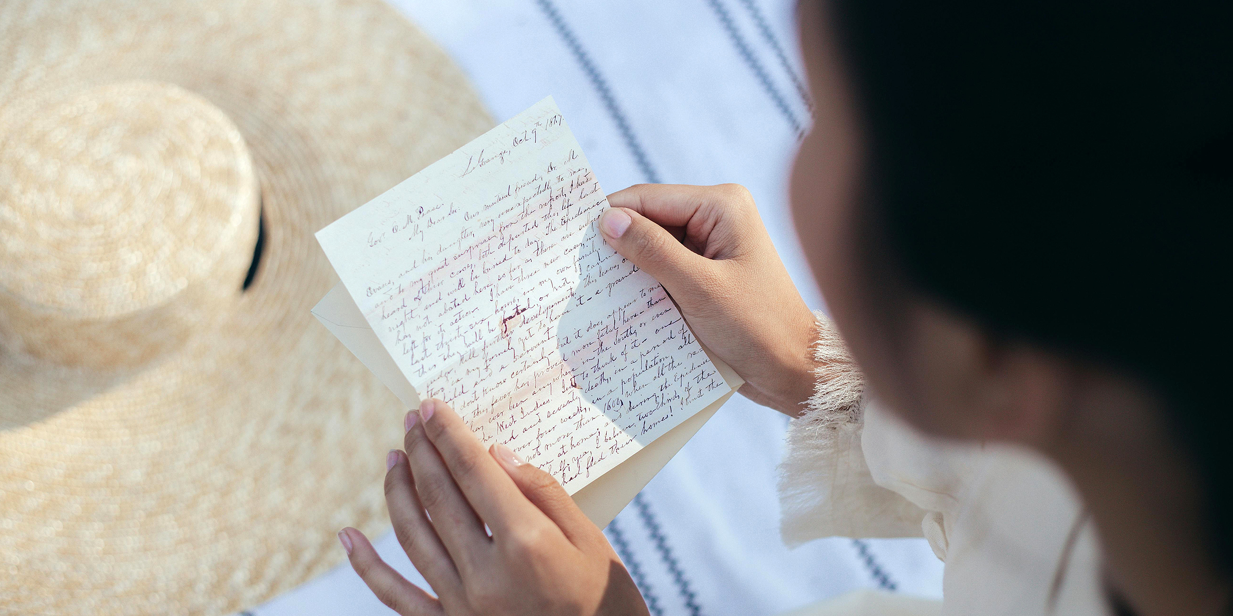 Woman reading a letter | Source: Pexels