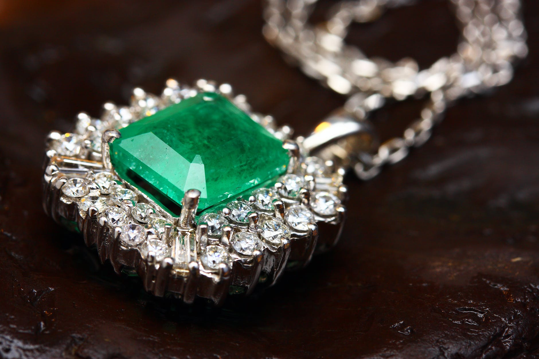 An emerald necklace | Source: Pexels