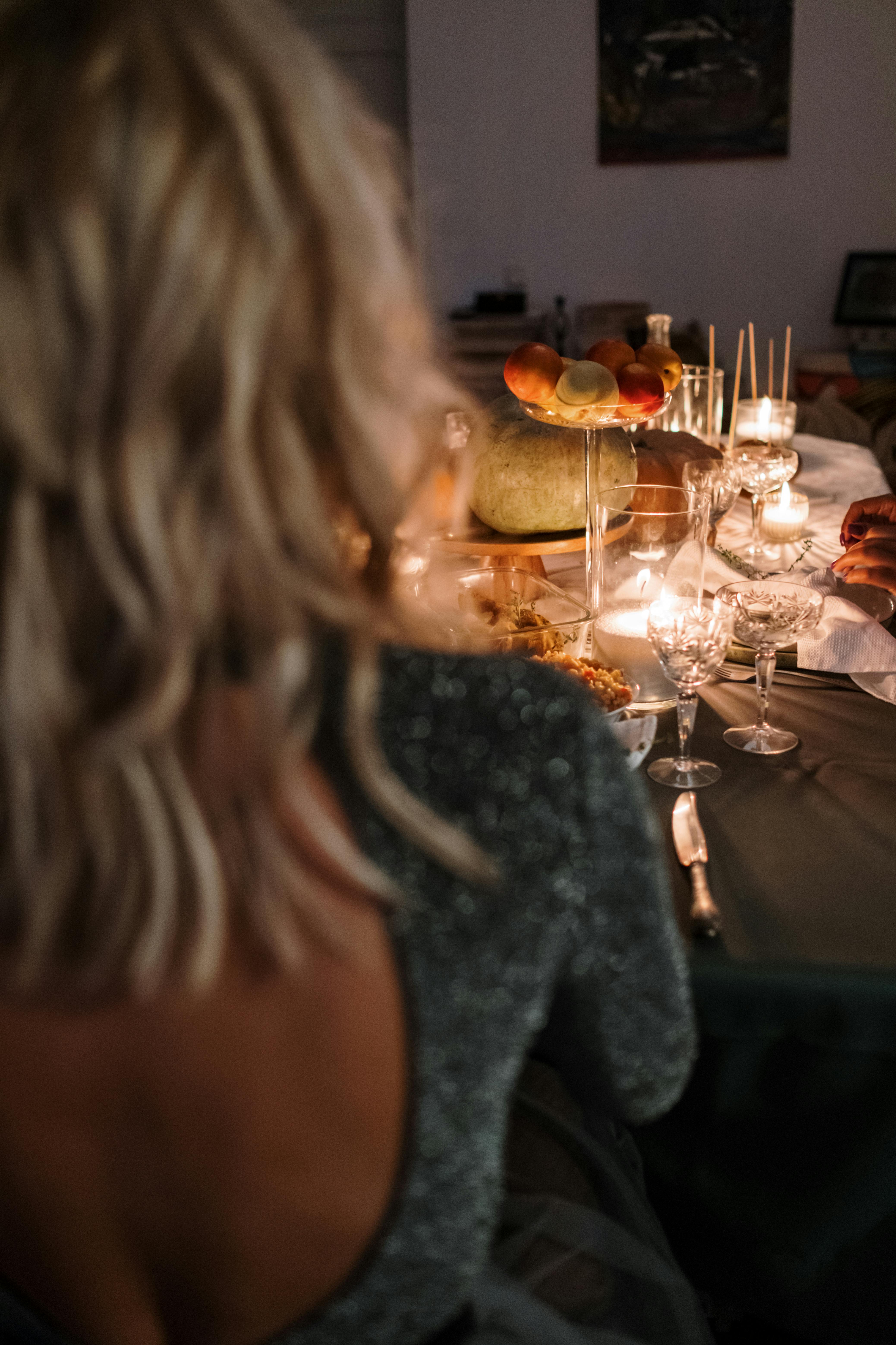 Sophia setting the dinner table | Source: Pexels
