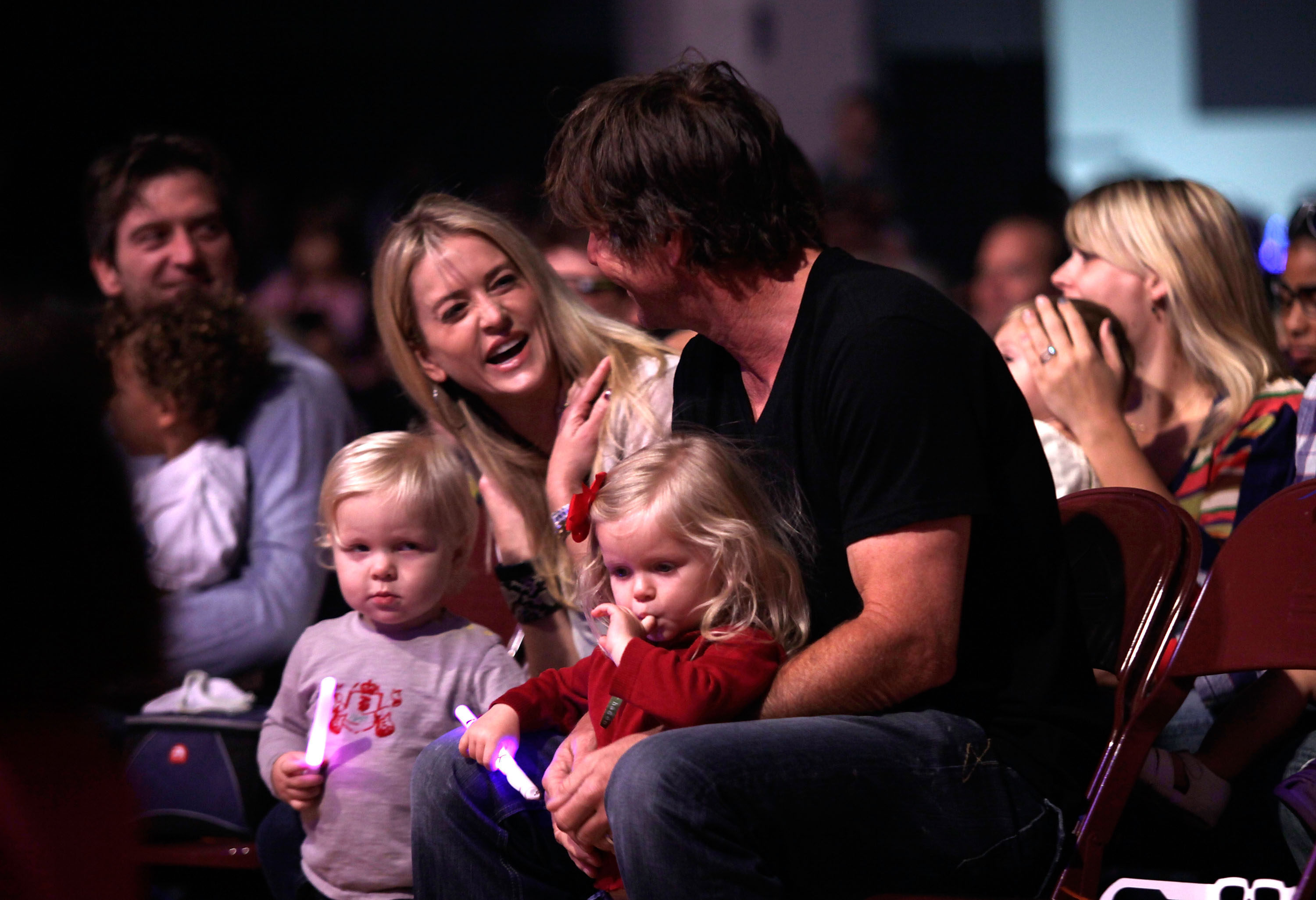 Dennis Quaid and Kimberly Buffington with their twins Thomas and Zoe Quaid on November 14, 2009 in Los Angeles, California | Source: Getty Images