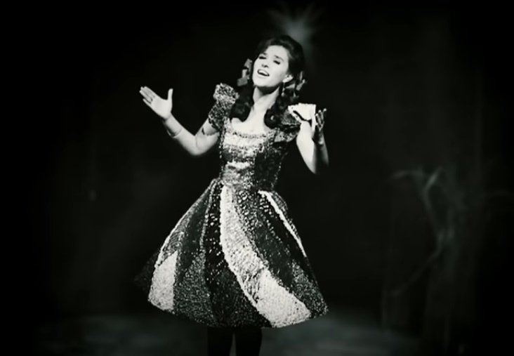 Lucha Villa cantando. | Foto: YouTube/Univision Noticias