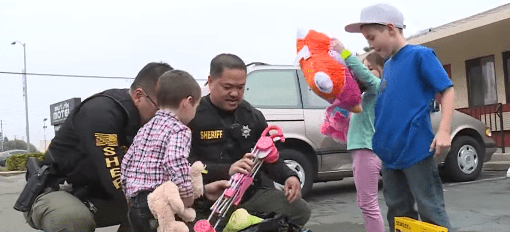 Two Police Deputies, Tim Yee and Johnny Le brought groceries and toys for Shannon Loveless and her three children. | Source: youtube.com/CBS Sacramento