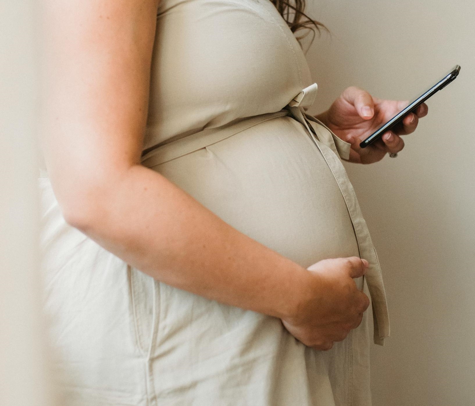 A pregnant woman seeing her phone | Source: Pexels