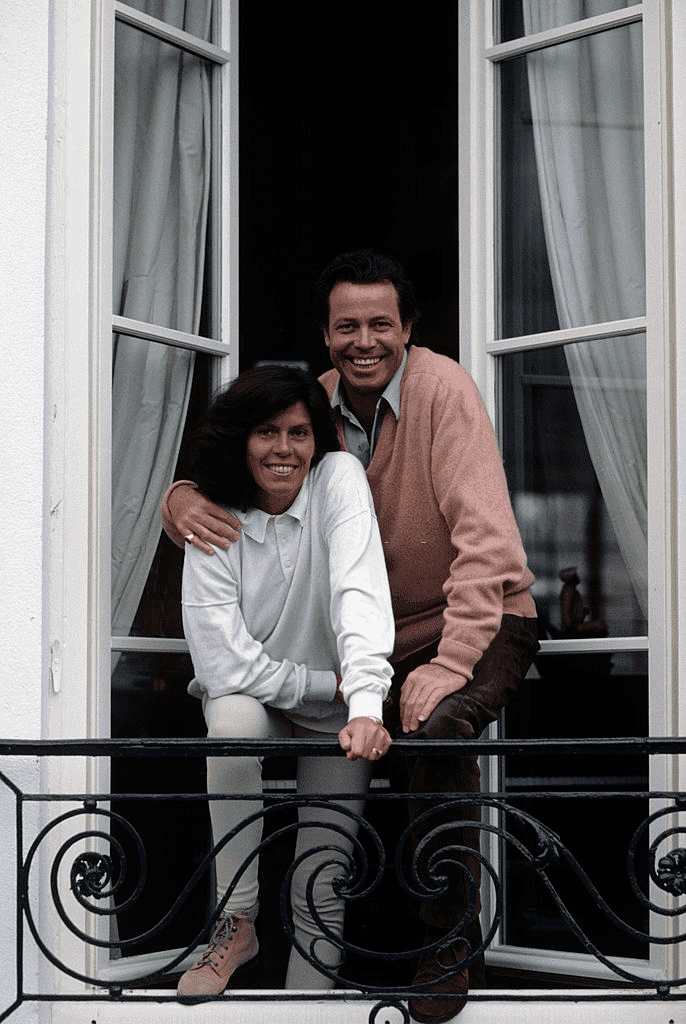 Rendez-vous avec Michel Leeb et sa femme Béatrice à la maison près de Rambouillet. A Rambouillet, Michel LEEB, et sa femme Béatrice, posant à la fenêtre de leur maison. | Photo : Getty Images