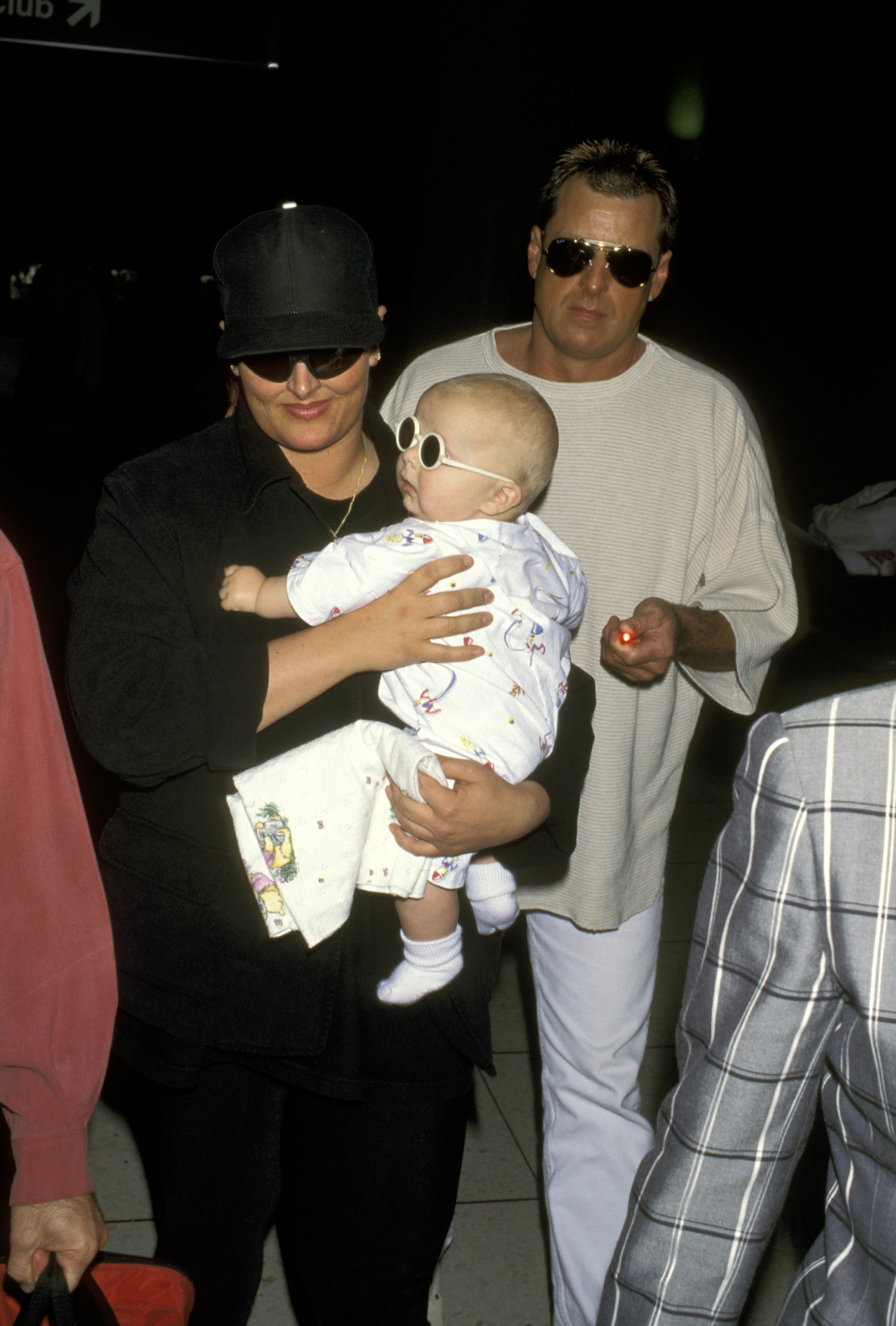 Wynonna Judd, with her husband Arch Kelley, and son Elijah Kelley at the Los Angeles International Airport, on June 21, 1995. | Source: Getty Images