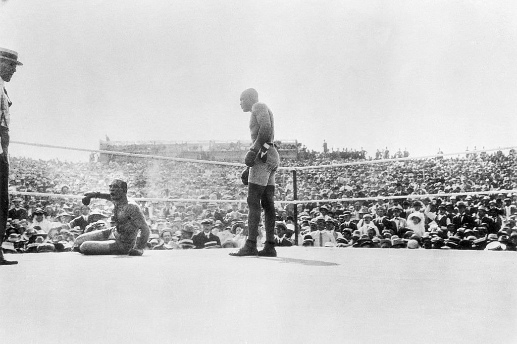 Jack Johnson (R) knocks out Jim Jeffries, who had come out of retirement. The battle, lasting 15 rounds, was staged on July 4, 1910 | Photo: Getty Images