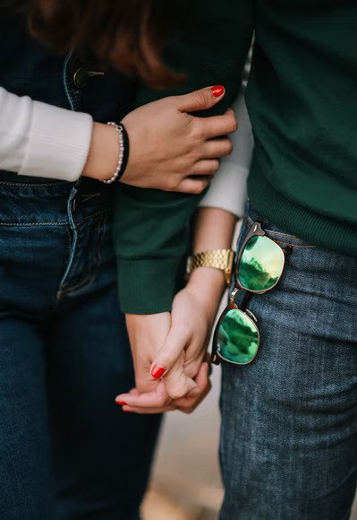 Una pareja tomada de la mano. | Foto: Unsplash