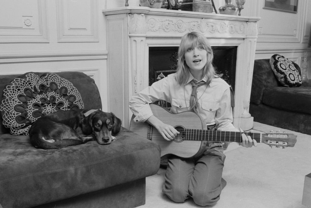 Joëlle Mogensen, chanteuse du groupe 'Il était une fois' chez elle à Paris le 11 février 1977, France. | Photo : Getty Images.